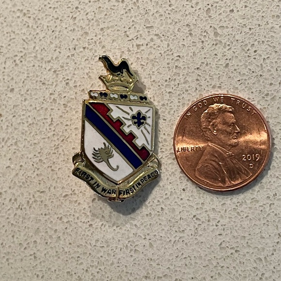 Vintage US Army Pin First In War First In Peace - Picture 3 of 5